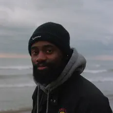 聆聽 Blue Rivers、觀看音樂影片、閱讀小傳、查看巡演日期等！