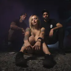 聆聽 Foolproof、觀看音樂影片、閱讀小傳、查看巡演日期等！