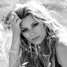 聆聽 Gwendolyn、觀看音樂影片、閱讀小傳、查看巡演日期等！