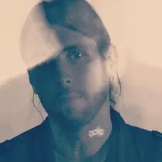 聆聽 Sweetie Pie、觀看音樂影片、閱讀小傳、查看巡演日期等！