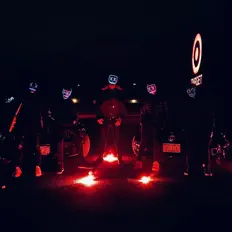 Masqueradeを聴いたり、ミュージックビデオを鑑賞したり、経歴やツアー日程などを確認したりしましょう！