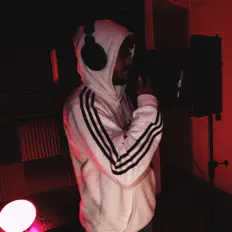 Dengarkan NM Bourne, tonton video musik, baca bio, lihat tanggal tur & lainnya!