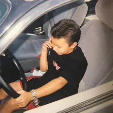 Ouve RnZ, vê vídeos de música, lê a biografia, vê as datas da digressão e muito mais!