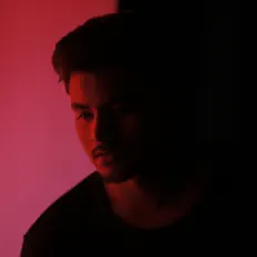 收听 Prisoner 2.2、观看音乐视频、阅读小传、查看巡演日期等 ！