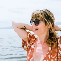 Liz Beebeを聴いたり、ミュージックビデオを鑑賞したり、経歴やツアー日程などを確認したりしましょう！