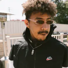 Rose Hillsを聴いたり、ミュージックビデオを鑑賞したり、経歴やツアー日程などを確認したりしましょう！