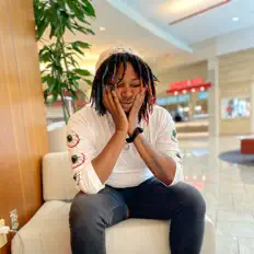 Ouça Gloombaby, assista a videoclipes, leia a biografia, veja as datas das turnês e mais!