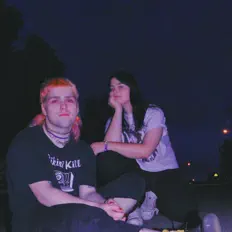 Bleakerを聴いたり、ミュージックビデオを鑑賞したり、経歴やツアー日程などを確認したりしましょう！