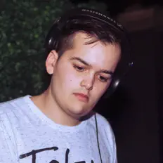 收听 Cris Rosales、观看音乐视频、阅读小传、查看巡演日期等 ！