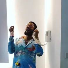 聆聽 Gee Bee、觀看音樂影片、閱讀小傳、查看巡演日期等！