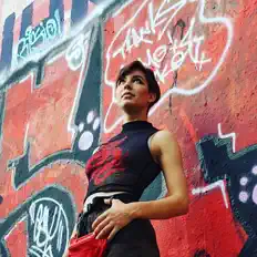 Poslechněte si interpreta Dëshira, sledujte hudební videa, přečtěte si životopis, podívejte se na data turné a další informace.