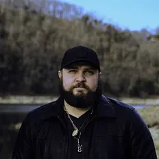 Poslechněte si interpreta Matt Bennett, sledujte hudební videa, přečtěte si životopis, podívejte se na data turné a další informace.