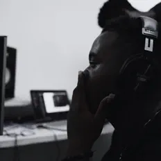 Ακούστε περιεχόμενο από Tjay, παρακολουθήστε μουσικά βίντεο, διαβάστε το βιογραφικό, δείτε ημερομηνίες περιοδείας, και πολλά ακόμη!