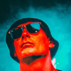 Strelnik सुनें, म्यूज़िक वीडियो देखें, बायो पढ़ें, दौरे की तारीखें और बहुत कुछ देखें!