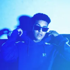 SRGを聴いたり、ミュージックビデオを鑑賞したり、経歴やツアー日程などを確認したりしましょう！