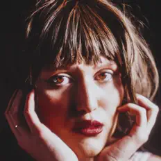 Larissa de Lua: песни, клипы, биография, даты выступлений и многое другое.