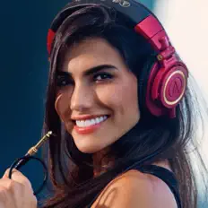 Hör dir Nikolls an, schau dir Musikvideos an, lies die Biografie, finde Tourdaten und mehr!