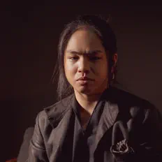 聆聽 AMBYRFEELS、觀看音樂影片、閱讀小傳、查看巡演日期等！