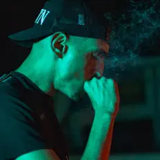 Hör dir KD an, schau dir Musikvideos an, lies die Biografie, finde Tourdaten und mehr!