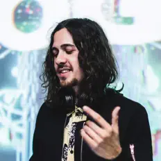 收听 Mogli、观看音乐视频、阅读小传、查看巡演日期等 ！