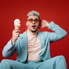 Posłuchaj wykonawcy TYLR, obejrzyj teledyski, przeczytaj biografię, zobacz daty tras koncertowych i nie tylko!