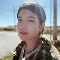 Hör dir Emily Bernhardt an, schau dir Musikvideos an, lies die Biografie, finde Tourdaten und mehr!