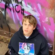Poslechněte si interpreta Sam Bennie, sledujte hudební videa, přečtěte si životopis, podívejte se na data turné a další informace.