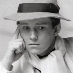 Hör dir Christopher Moore an, schau dir Musikvideos an, lies die Biografie, finde Tourdaten und mehr!