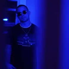 Poslechněte si interpreta J-Rel, sledujte hudební videa, přečtěte si životopis, podívejte se na data turné a další informace.