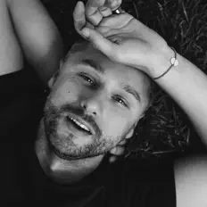 收听 Dobry、观看音乐视频、阅读小传、查看巡演日期等 ！