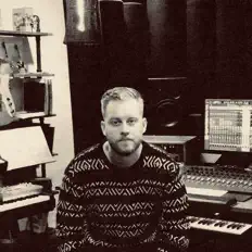 聆聽 Apricus、觀看音樂影片、閱讀小傳、查看巡演日期等！