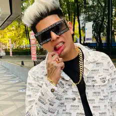 Listen to Einar Weez, watch music videos, read bio, see tour dates & more!