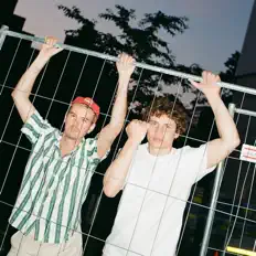 聆聽 GOME、觀看音樂影片、閱讀小傳、查看巡演日期等！