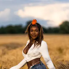 Poslechněte si interpreta Capital P, sledujte hudební videa, přečtěte si životopis, podívejte se na data turné a další informace.