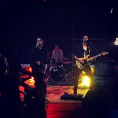 聆聽 Zeit、觀看音樂影片、閱讀小傳、查看巡演日期等！