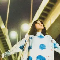 聆聽 AATA、觀看音樂影片、閱讀小傳、查看巡演日期等！