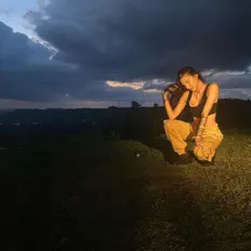 聆聽 Priscilla、觀看音樂影片、閱讀小傳、查看巡演日期等！