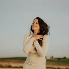 聆聽 Alba Carmona、觀看音樂影片、閱讀小傳、查看巡演日期等！