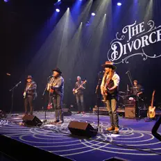 聆聽 The Divorcees、觀看音樂影片、閱讀小傳、查看巡演日期等！