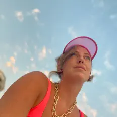 Ακούστε περιεχόμενο από Missy McIntosh, παρακολουθήστε μουσικά βίντεο, διαβάστε το βιογραφικό, δείτε ημερομηνίες περιοδείας, και πολλά ακόμη!