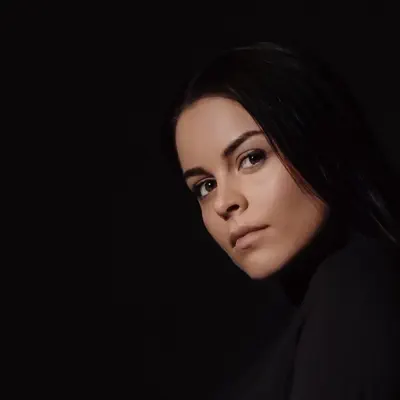 Poslechněte si interpreta EVANS, sledujte hudební videa, přečtěte si životopis, podívejte se na data turné a další informace.