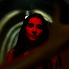 聆聽 DINA RIZVIĆ、觀看音樂影片、閱讀小傳、查看巡演日期等！
