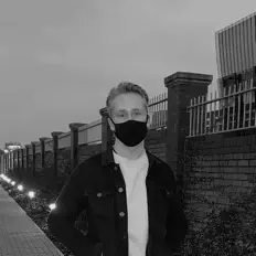 Lazy सुनें, म्यूज़िक वीडियो देखें, बायो पढ़ें, दौरे की तारीखें और बहुत कुछ देखें!