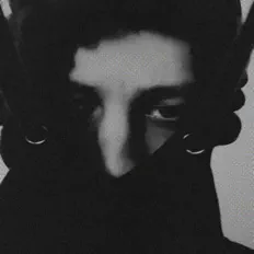 thekomi सुनें, म्यूज़िक वीडियो देखें, बायो पढ़ें, दौरे की तारीखें और बहुत कुछ देखें!