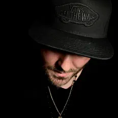 Robert Durham Musicを聴いたり、ミュージックビデオを鑑賞したり、経歴やツアー日程などを確認したりしましょう！