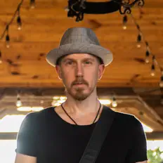 Poslechněte si interpreta Tim Quick, sledujte hudební videa, přečtěte si životopis, podívejte se na data turné a další informace.