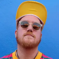 Poslechněte si interpreta Hoody Time, sledujte hudební videa, přečtěte si životopis, podívejte se na data turné a další informace.