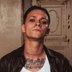 MISTAKEN सुनें, म्यूज़िक वीडियो देखें, बायो पढ़ें, दौरे की तारीखें और बहुत कुछ देखें!