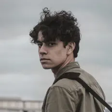 聆聽 Tosi Udayana、觀看音樂影片、閱讀小傳、查看巡演日期等！