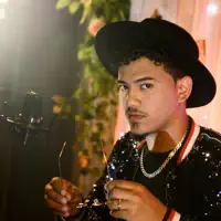 聆聽 undefined、觀看音樂影片、閱讀小傳、查看巡演日期等！